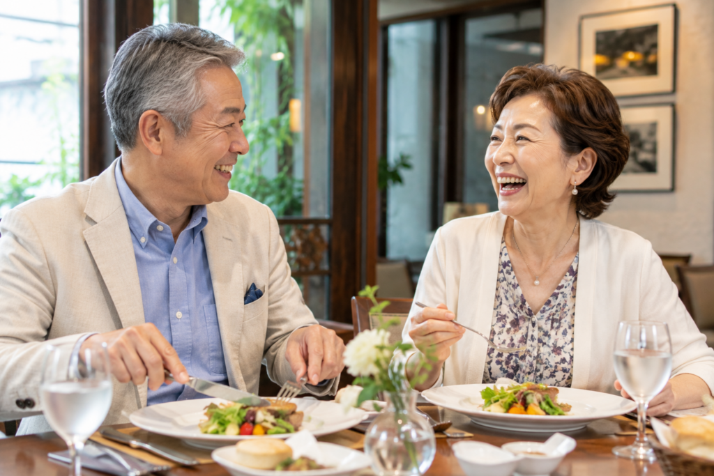 レストランで食事と会話を楽しむ笑顔のシニア夫婦